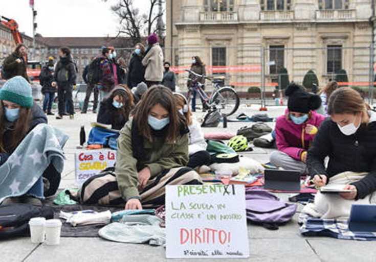 Covid. Scuola: sit-in in tutta Italia, 'riaprire in sicurezza'