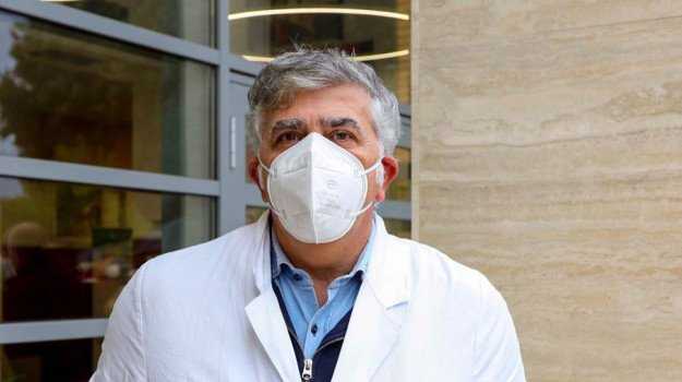 Gesto drammatico, dottor Lucio Marrocco suicida responsabile vaccinazioni personale sanità Cosenza