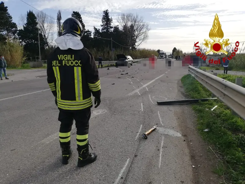 Incidente mortale nel lametino SS18 scontro tra moto e auto, muore centauro. Intervento dei Vvf