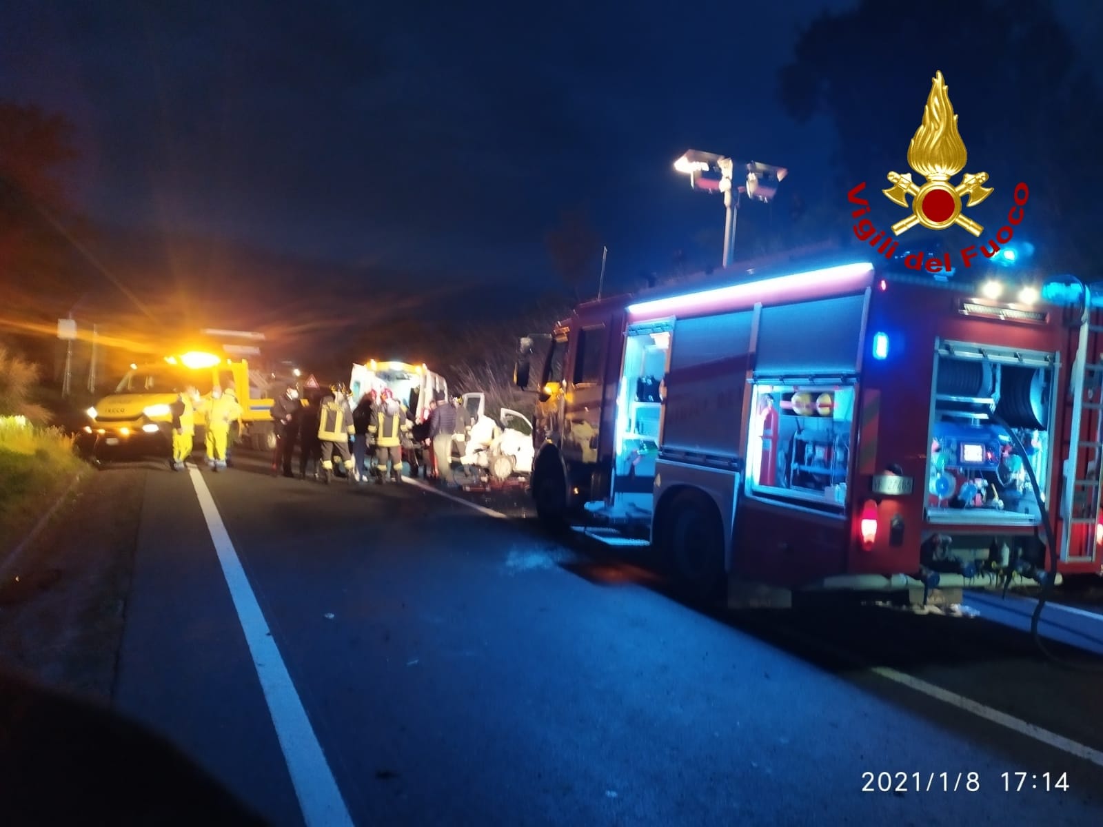 Incidenti mortali: SS18 si ribalta auto con a bordo 4 ragazzi, bilancio 3 feriti e un morto