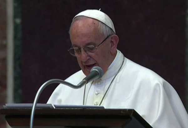 Papa Francesco cambia diritto canonico “Donne all'altare per dare comunione”