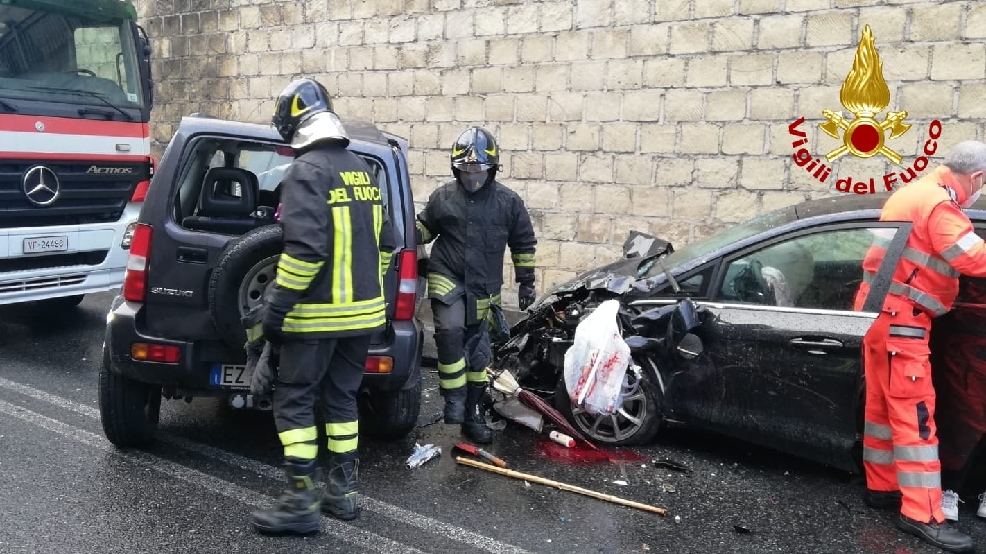 Catanzaro, incidente stradale bilancio due feriti, intervento dei Vvf e Suem118