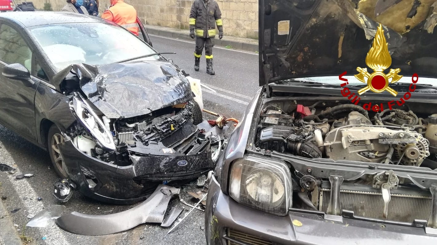 Catanzaro, incidente stradale bilancio due feriti, intervento dei Vvf e Suem118