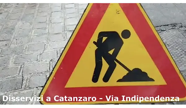 Disservizi e buche a Catanzaro: marciapiedi impraticabili in via Indipendenza da oltre un mese