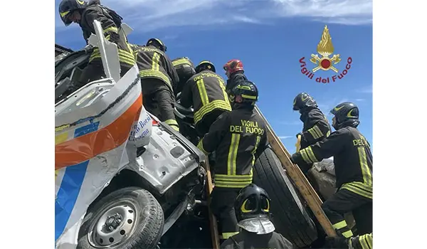 Tragico incidente in A1 tra Arezzo e Valdarno: camion travolge ambulanza, 3 morti e 15 feriti