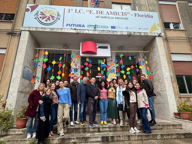 Il I istituto comprensivo “De Amicis” di Floridia celebra la Giornata mondiale della consapevolezza sull’autismo con tanti pentolini colorati   
