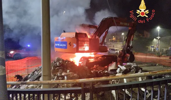 Incendio nella notte a Gasperina: in fiamme un mezzo da cantiere, intervento dei Vvf
