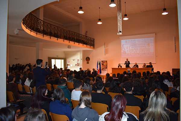 Polizia di Stato - Incontro presso il Liceo Scientifico “Enrico Fermi” di Catanzaro Lido sulla figura del Commissario Giovanni Palatucci