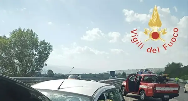 Incidente Stradale sulla A2 del Mediterraneo: auto contromano causa scontro frontale vicino 