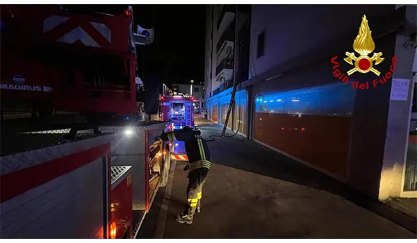 Ascensore esterno in fiamme a Milano, 18 intossicati