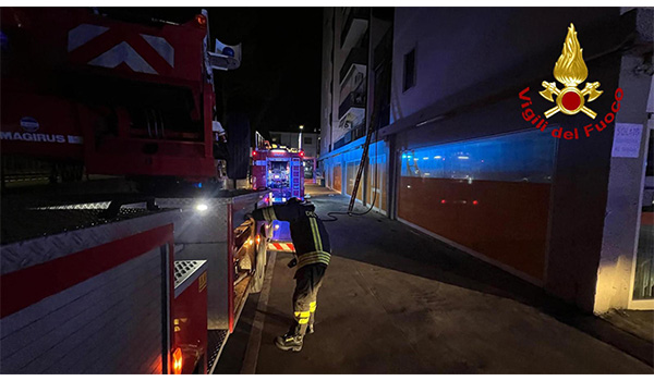 Ascensore esterno in fiamme a Milano, 18 intossicati