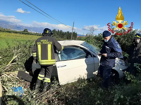 Nel lametino 20enne con auto si ribalta e finisce fuori strada, estratto dall’abitacolo dai Vvf