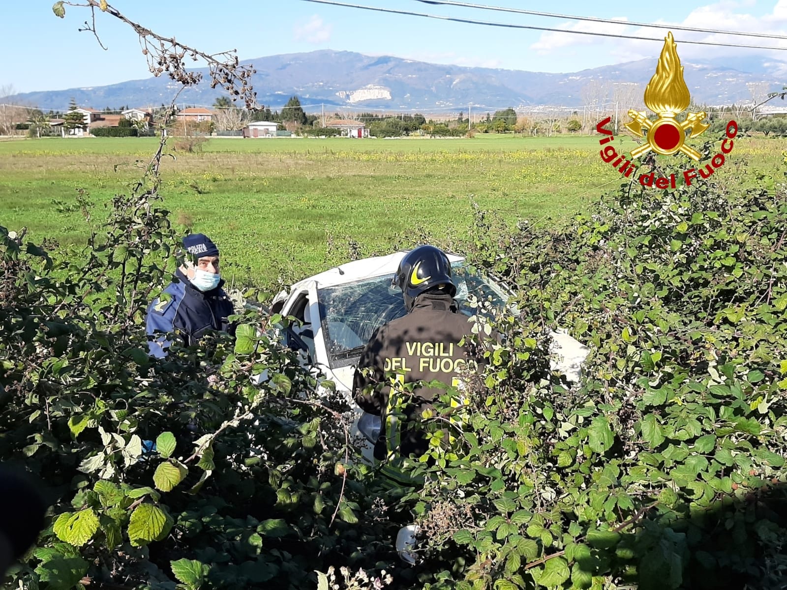 Nel lametino 20enne con auto si ribalta e finisce fuori strada, estratto dall’abitacolo dai Vvf