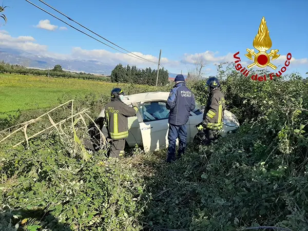 Nel lametino 20enne con auto si ribalta e finisce fuori strada, estratto dall’abitacolo dai Vvf