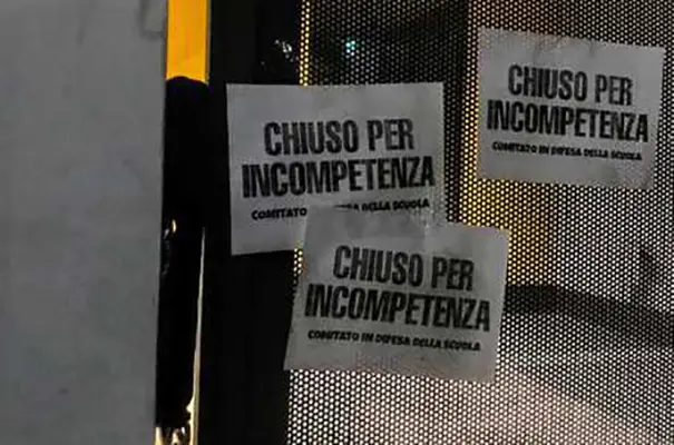 Scuola: "Blitz notturno" lucchetti a ingresso ufficio scolastico lombardo