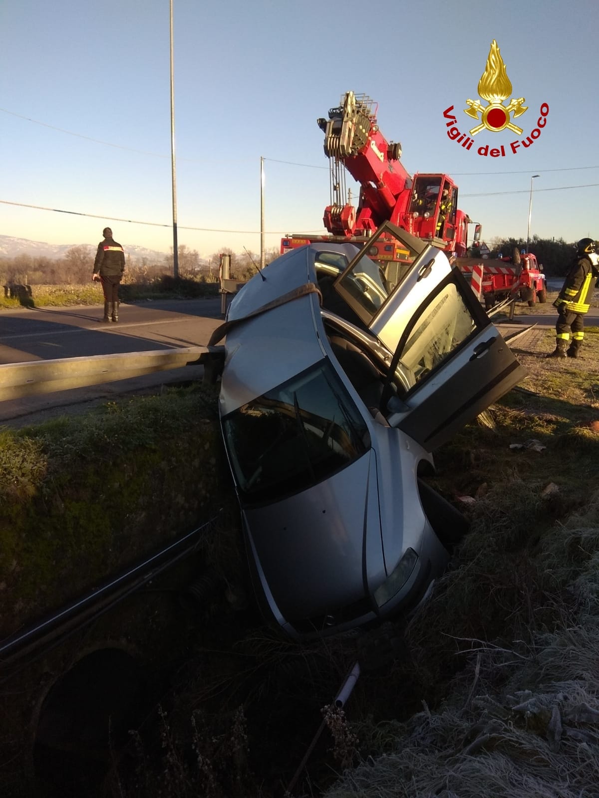 Rende. SP234 auto finisce in un fossato i Vvf estraggono dalle lamiere contorte il conducente