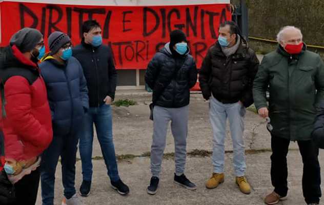 Protesta dipendenti Siarc a Cosenza, "3 mesi senza stipendio". "Non pagata tredicesima"