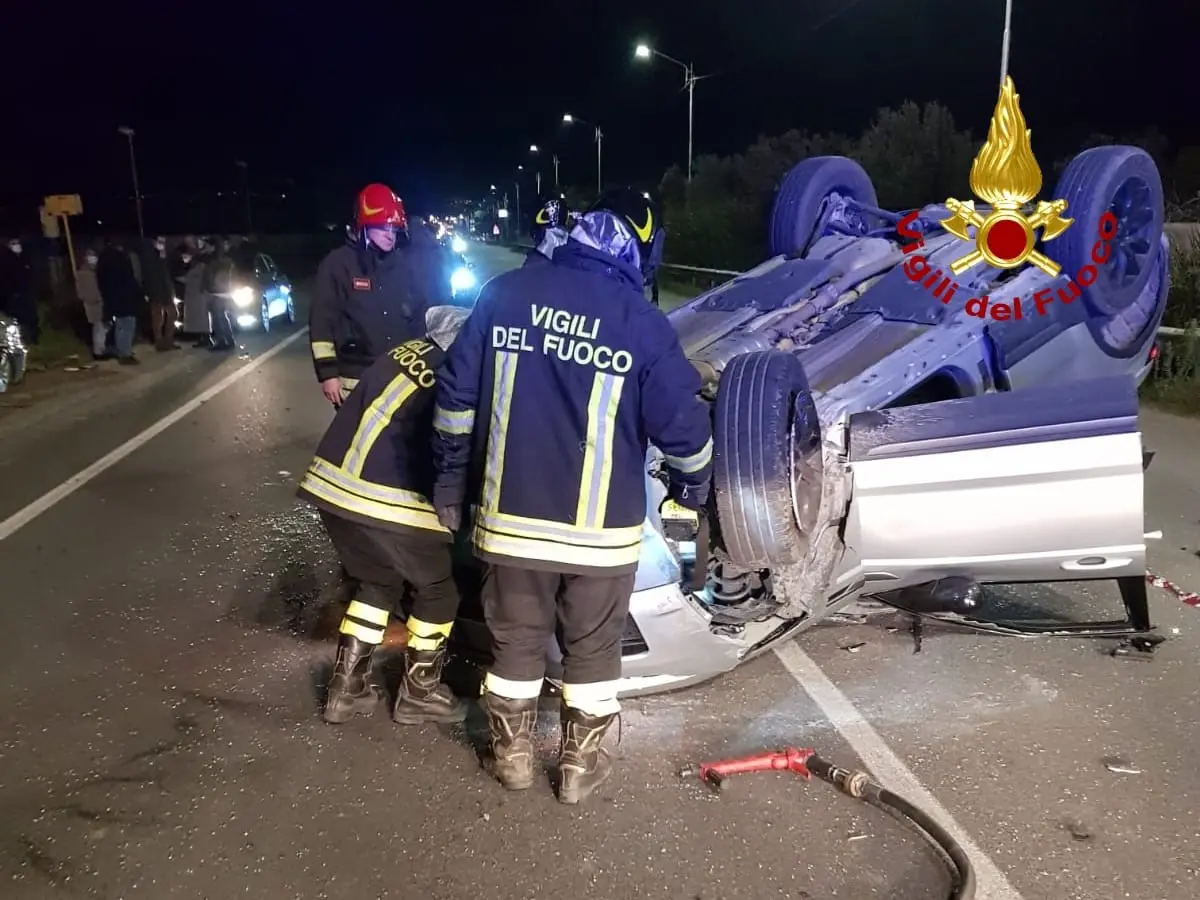 IncidentI stradalI. Catanzaro a SS106 Località Bellino, due auto coinvolte. intervento dei Vvf e 118