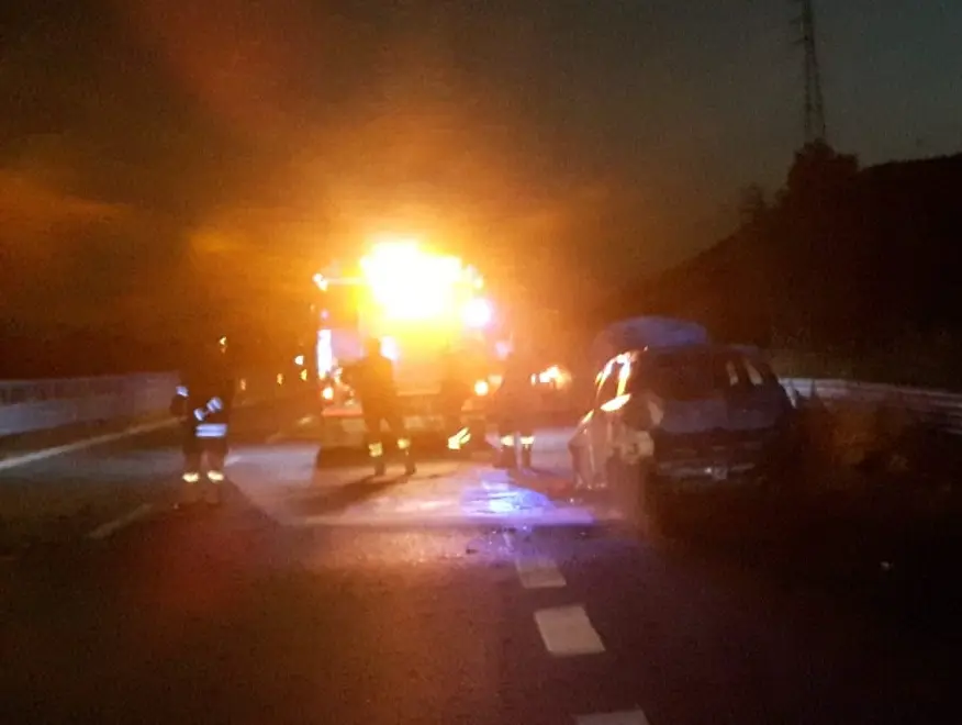 Incendiata automobile custode cimitero Roccella Jonica