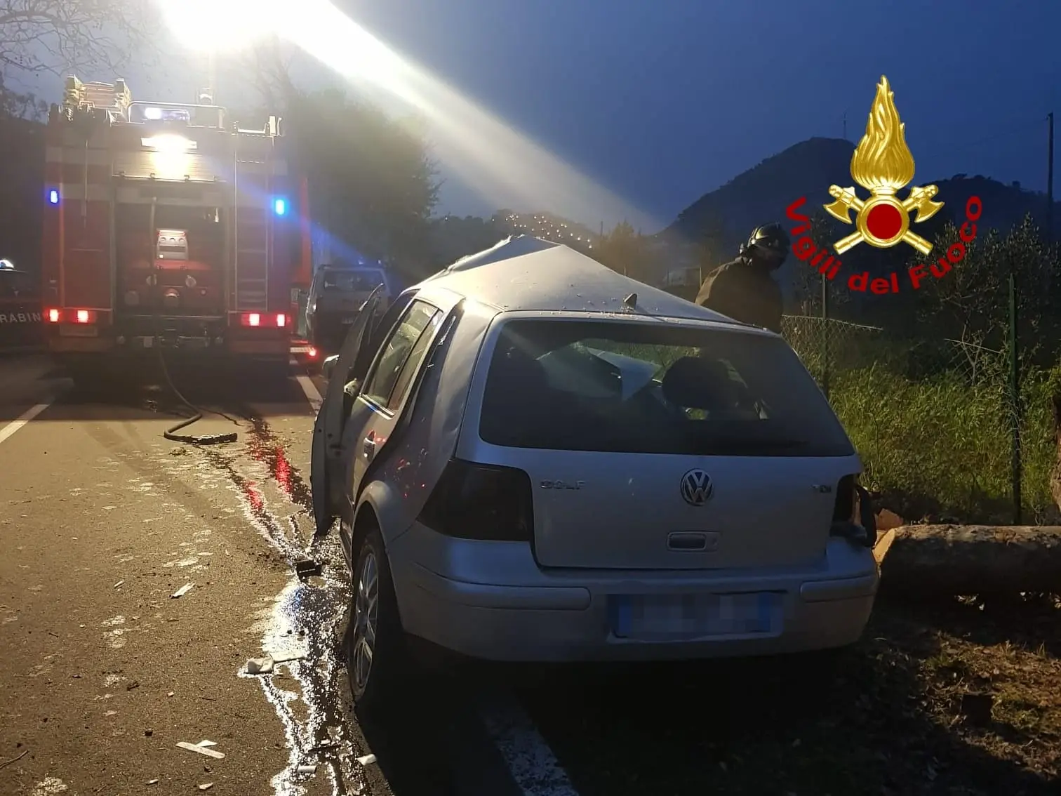 Incidenti stradali. Auto impatta violentemente contro albero, i Vvf estraggono dalle lamiere 32enne