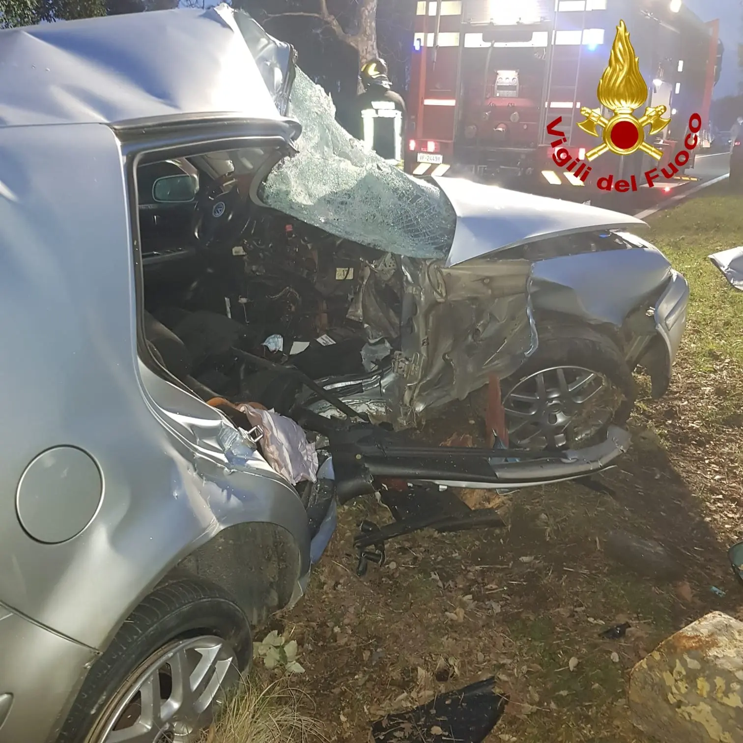 Incidenti stradali. Auto impatta violentemente contro albero, i Vvf estraggono dalle lamiere 32enne