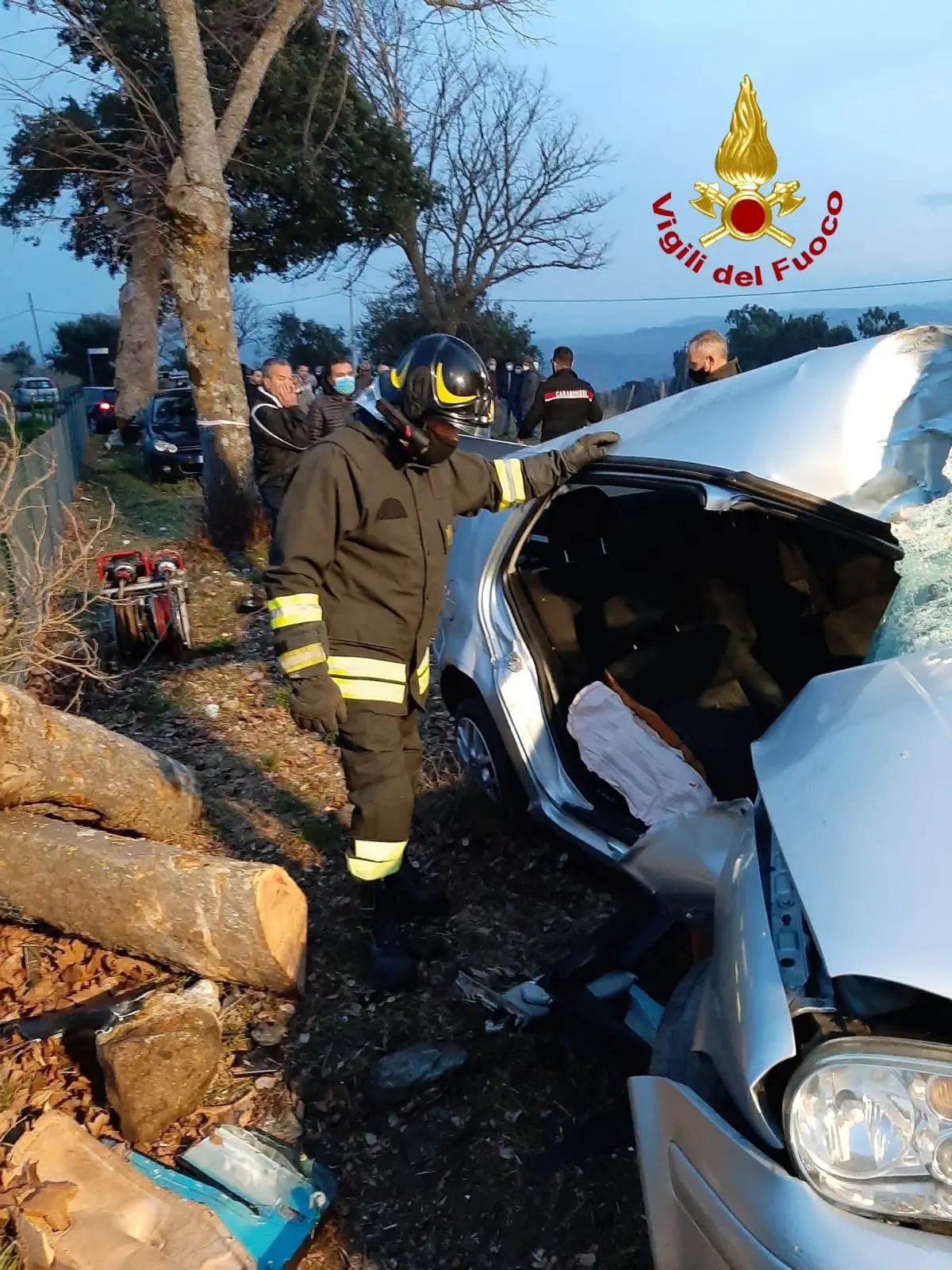 Incidenti stradali. Auto impatta violentemente contro albero, i Vvf estraggono dalle lamiere 32enne