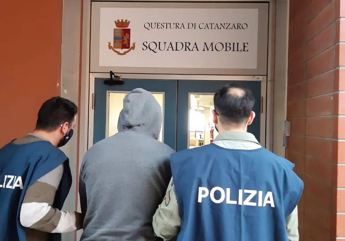 Catanzaro. Contrasto allo spaccio di sostanze stupefacenti: la Polizia denuncia 3 persone