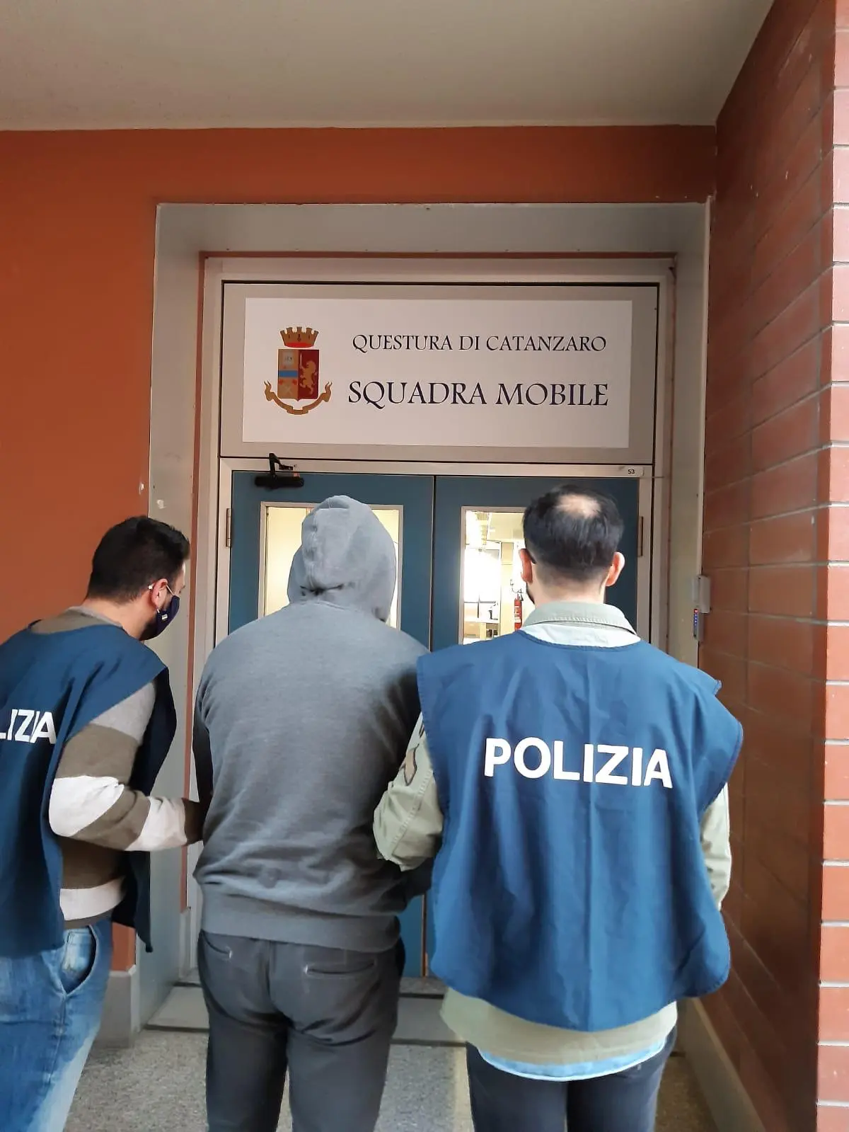 Catanzaro. Contrasto allo spaccio di sostanze stupefacenti: la Polizia denuncia 3 persone