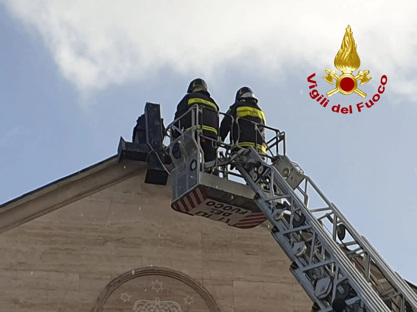 Catanzaro. Chiesa Porto Salvo. Croce divelta dal vento, intervento dei Vvf. Il dettaglio con foto