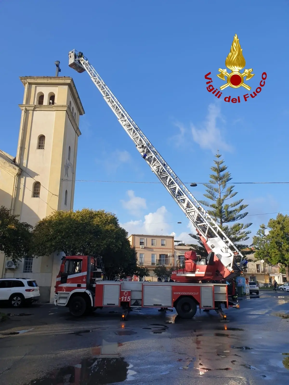 Catanzaro. Chiesa Porto Salvo. Croce divelta dal vento, intervento dei Vvf. Il dettaglio con foto