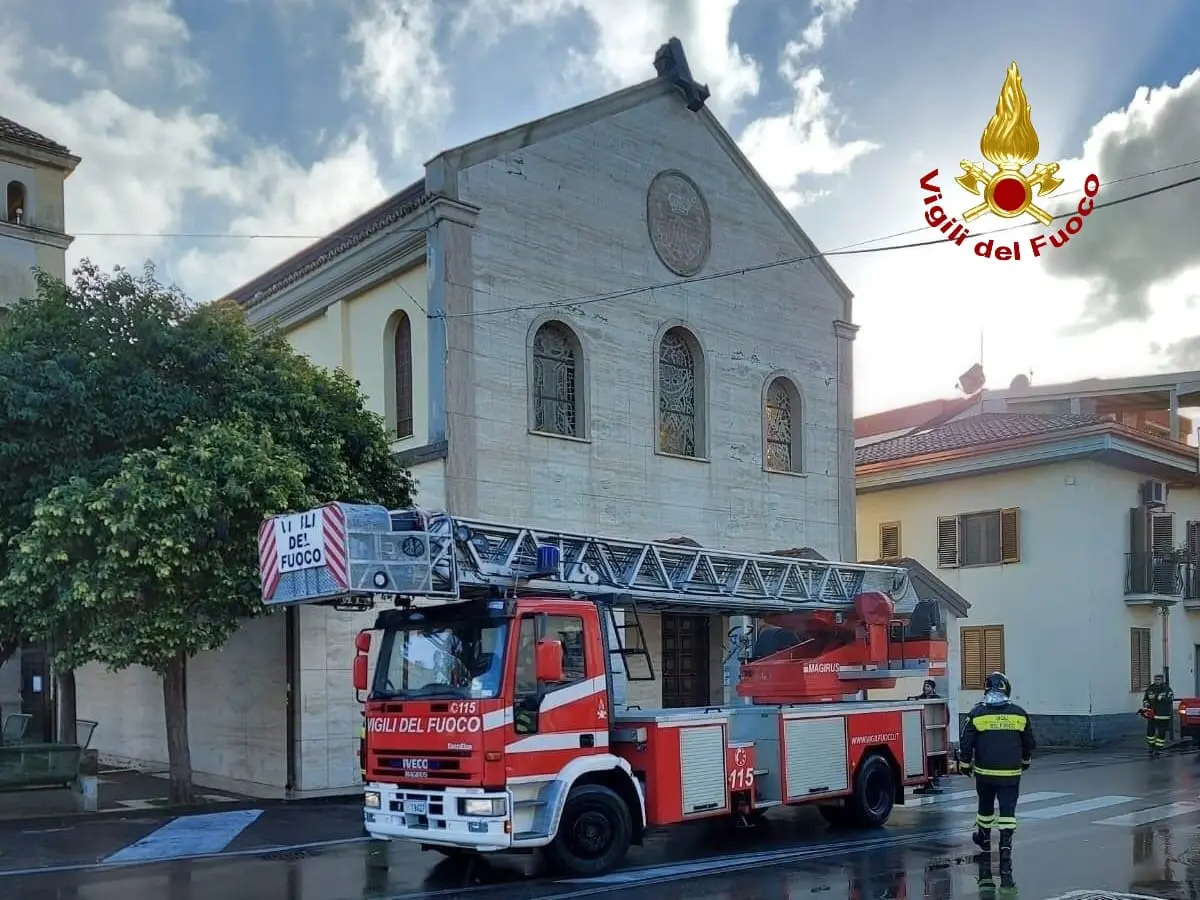 Catanzaro. Chiesa Porto Salvo. Croce divelta dal vento, intervento dei Vvf. Il dettaglio con foto