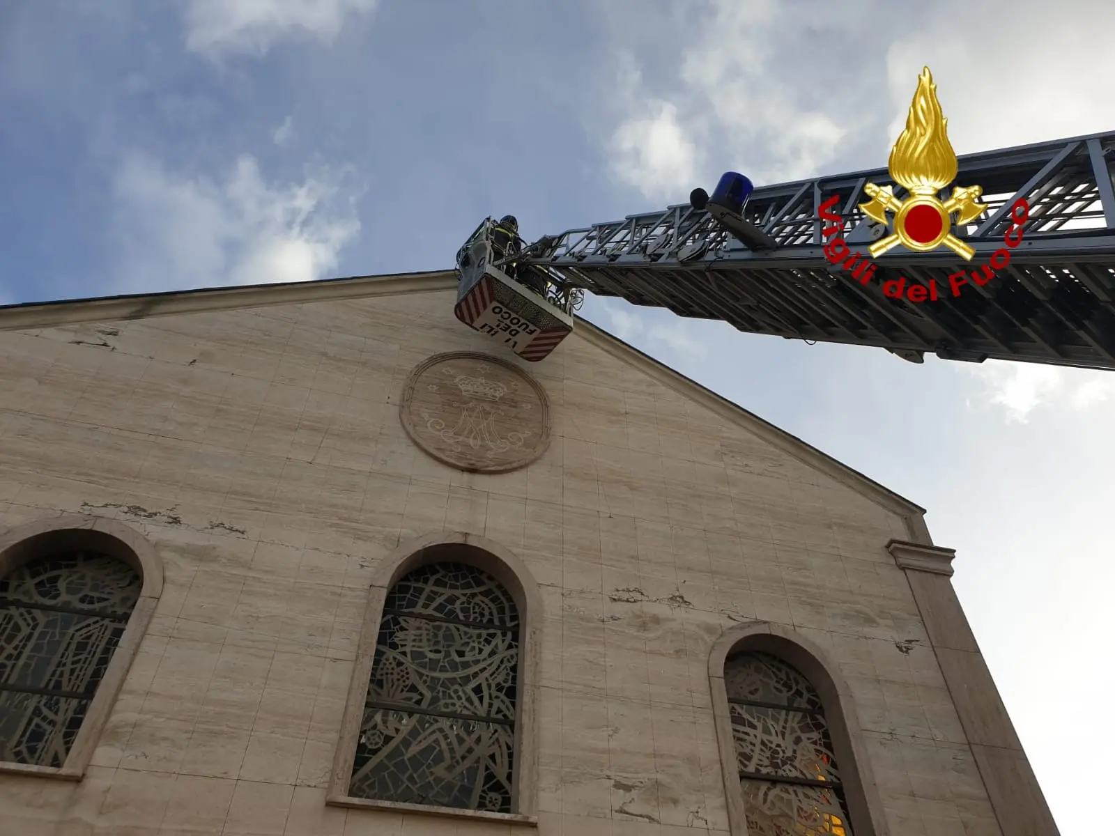 Catanzaro. Chiesa Porto Salvo. Croce divelta dal vento, intervento dei Vvf. Il dettaglio con foto