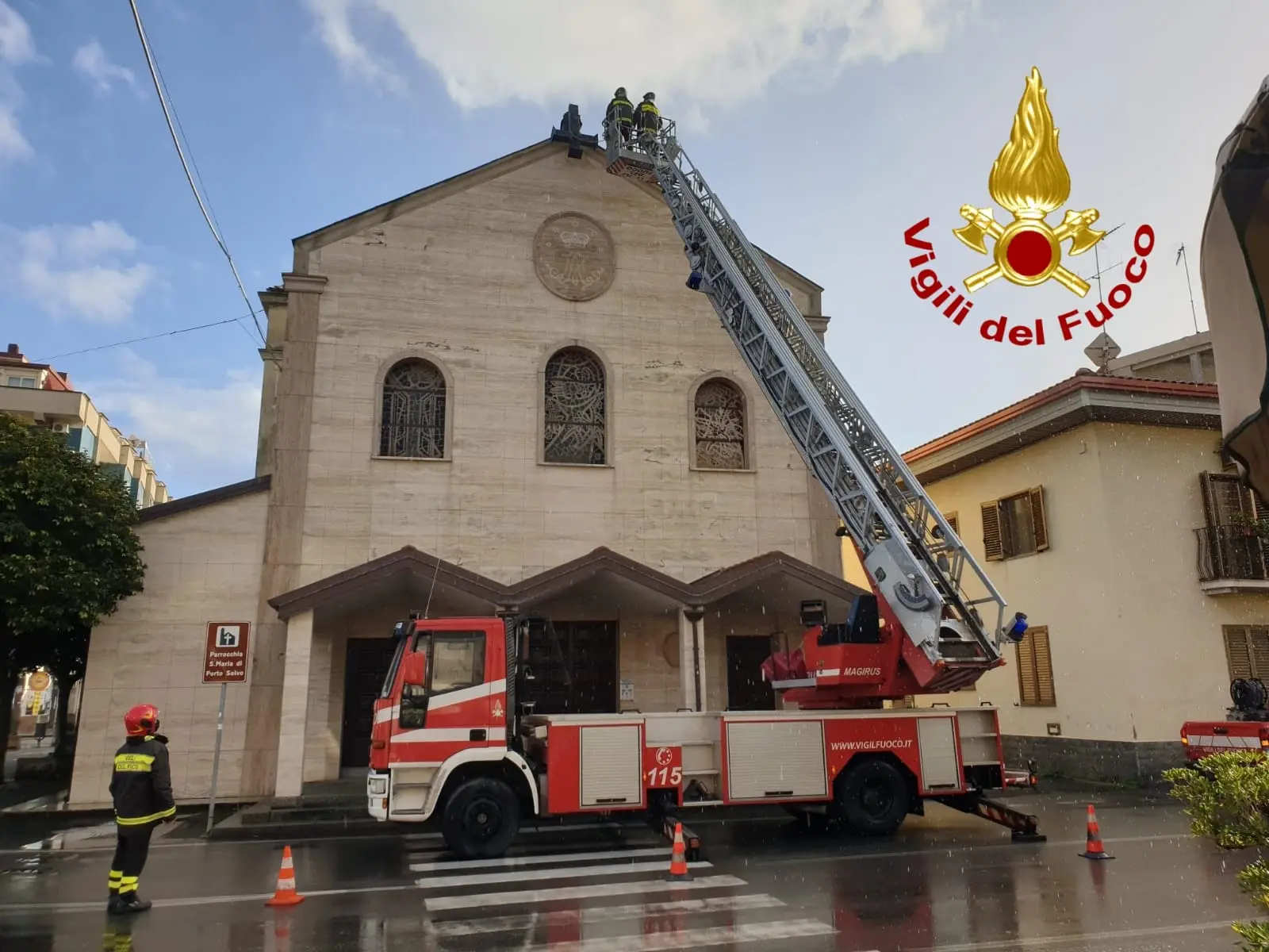 Catanzaro. Chiesa Porto Salvo. Croce divelta dal vento, intervento dei Vvf. Il dettaglio con foto