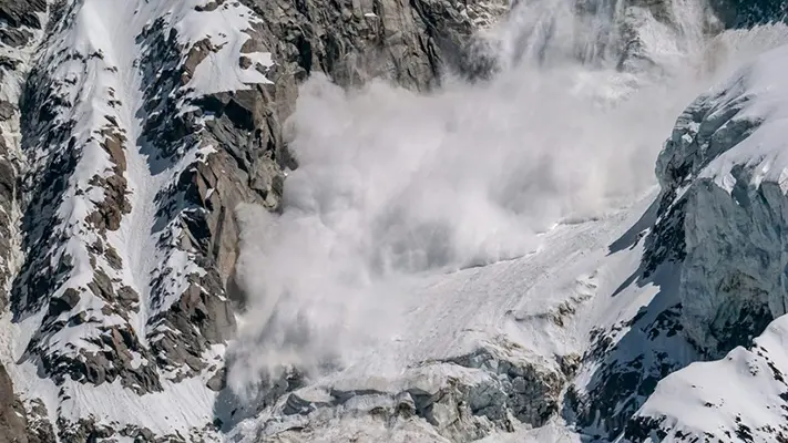 Neve e pioggia sull'Italia, un morto in una valanga uno in codice rosso. Esonda torrente