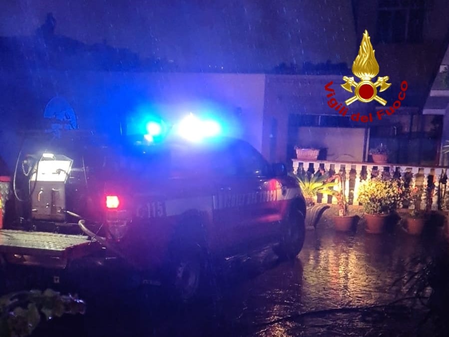 Intervento dei Vvf per auto in fiamme, rogo a magazzino e frane 