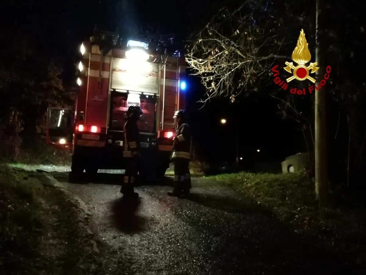 Intervento dei Vvf per auto in fiamme, rogo a magazzino e frane 