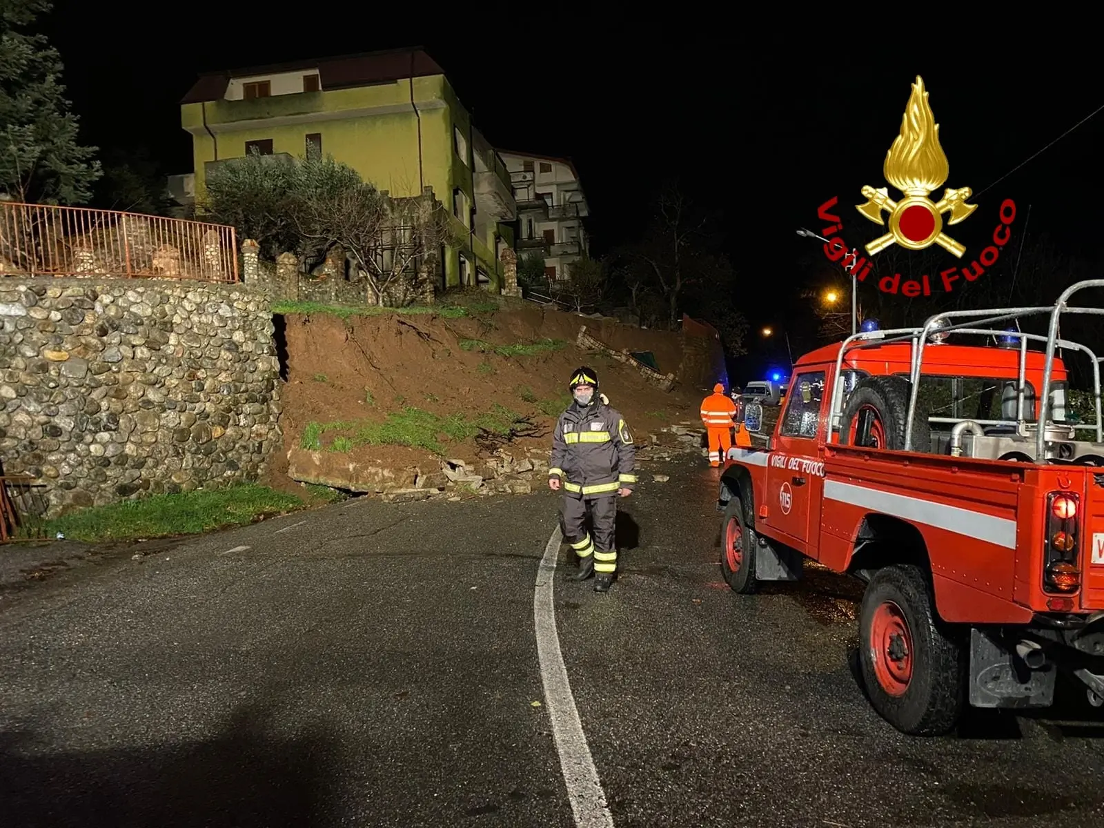 Intervento dei Vvf per auto in fiamme, rogo a magazzino e frane 