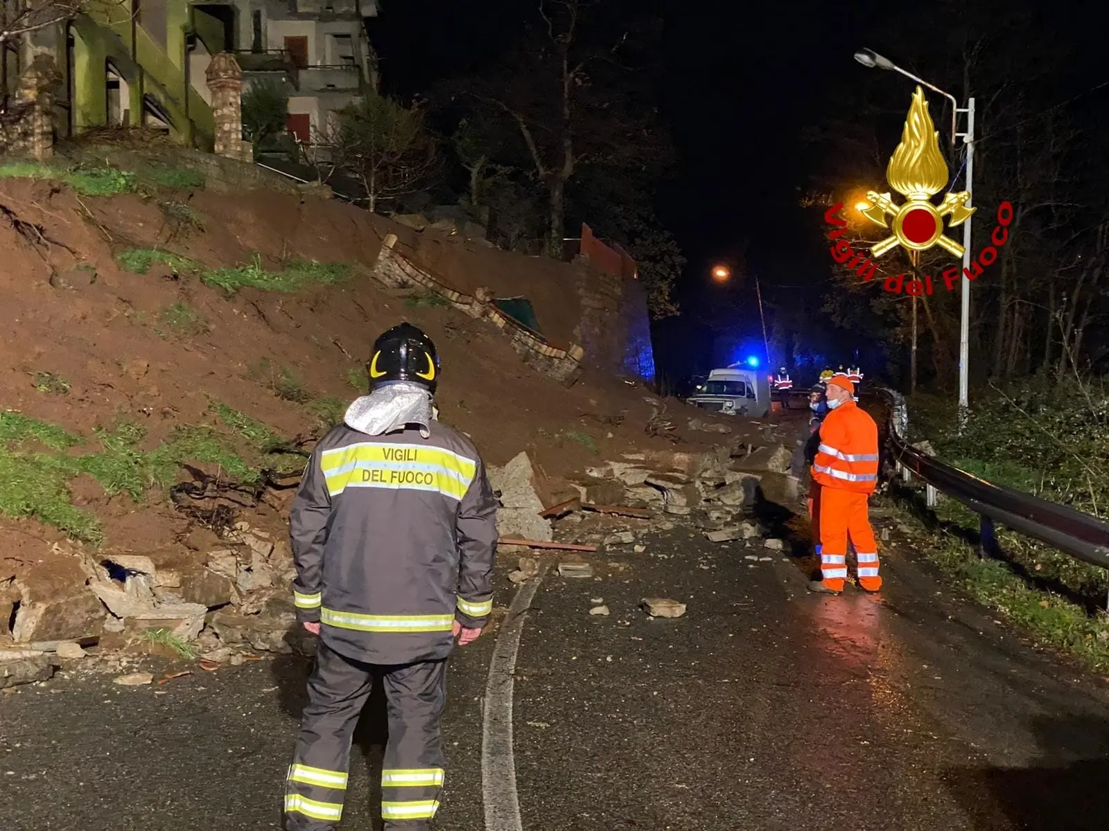 Intervento dei Vvf per auto in fiamme, rogo a magazzino e frane 