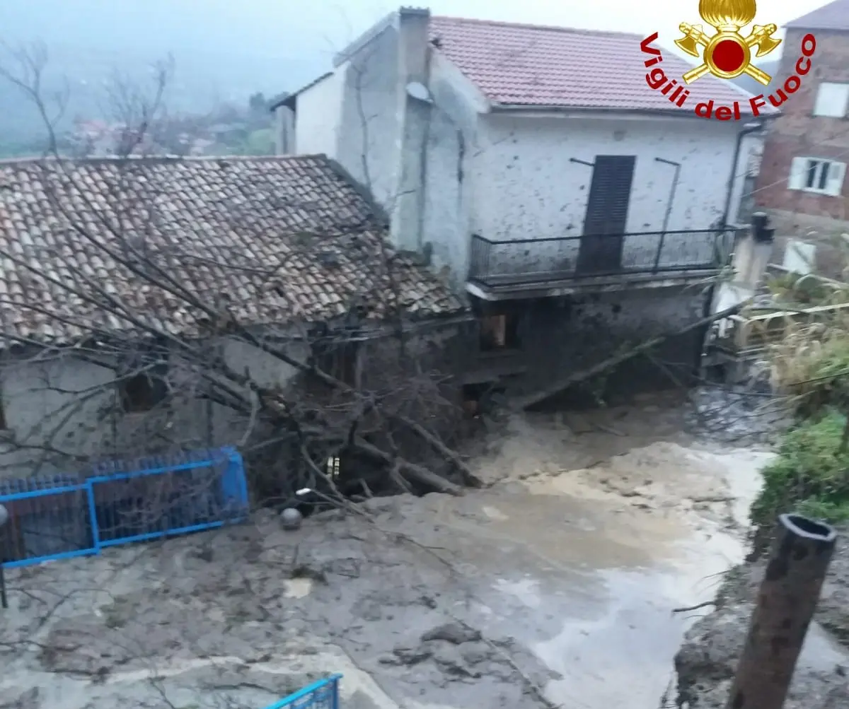 I Vvf impegnati a Rota Greca per smottamento a ridosso del centro abitato