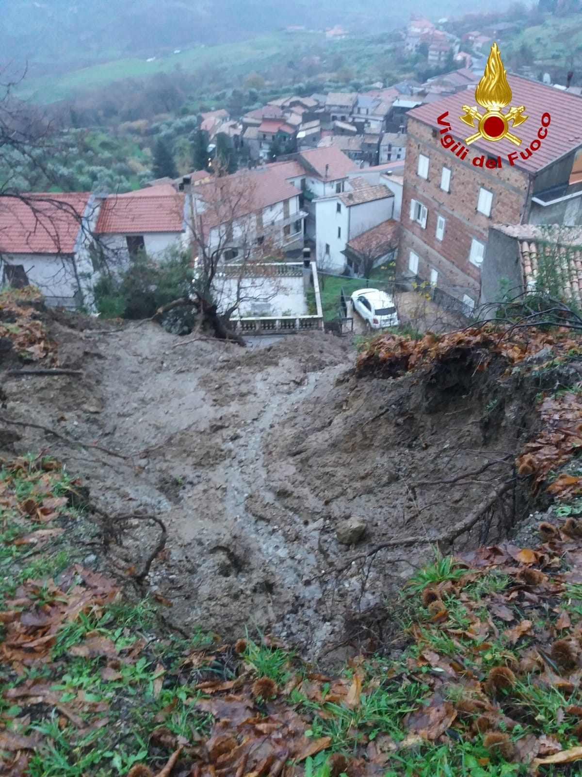 I Vvf impegnati a Rota Greca per smottamento a ridosso del centro abitato