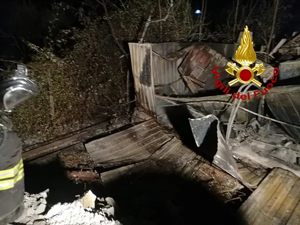 In fiamme deposito nel Cosentino, bilancio un operaio intossicato, intervento dei Vvf