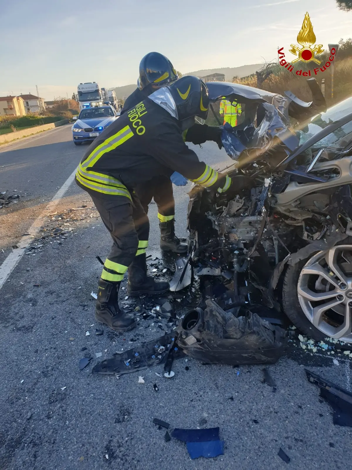 Incidenti stradali. Scontro frontale SS 106 a Strongoli. Bilancio tre feriti, intervento dei Vvf