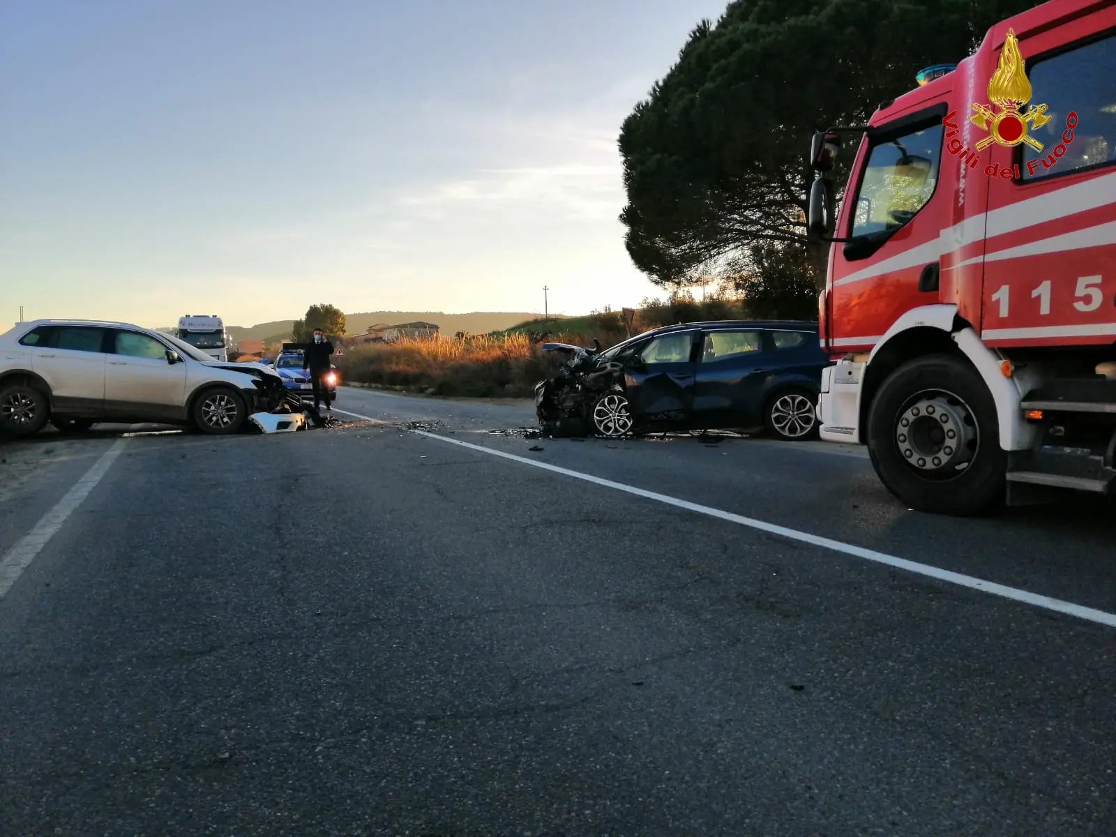 Incidenti stradali. Scontro frontale SS 106 a Strongoli. Bilancio tre feriti, intervento dei Vvf