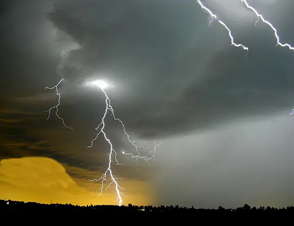 Meteo: piogge e temporali, ulteriore peggioramento nelle prossime ore poi Neva Rossa. Il dettaglio