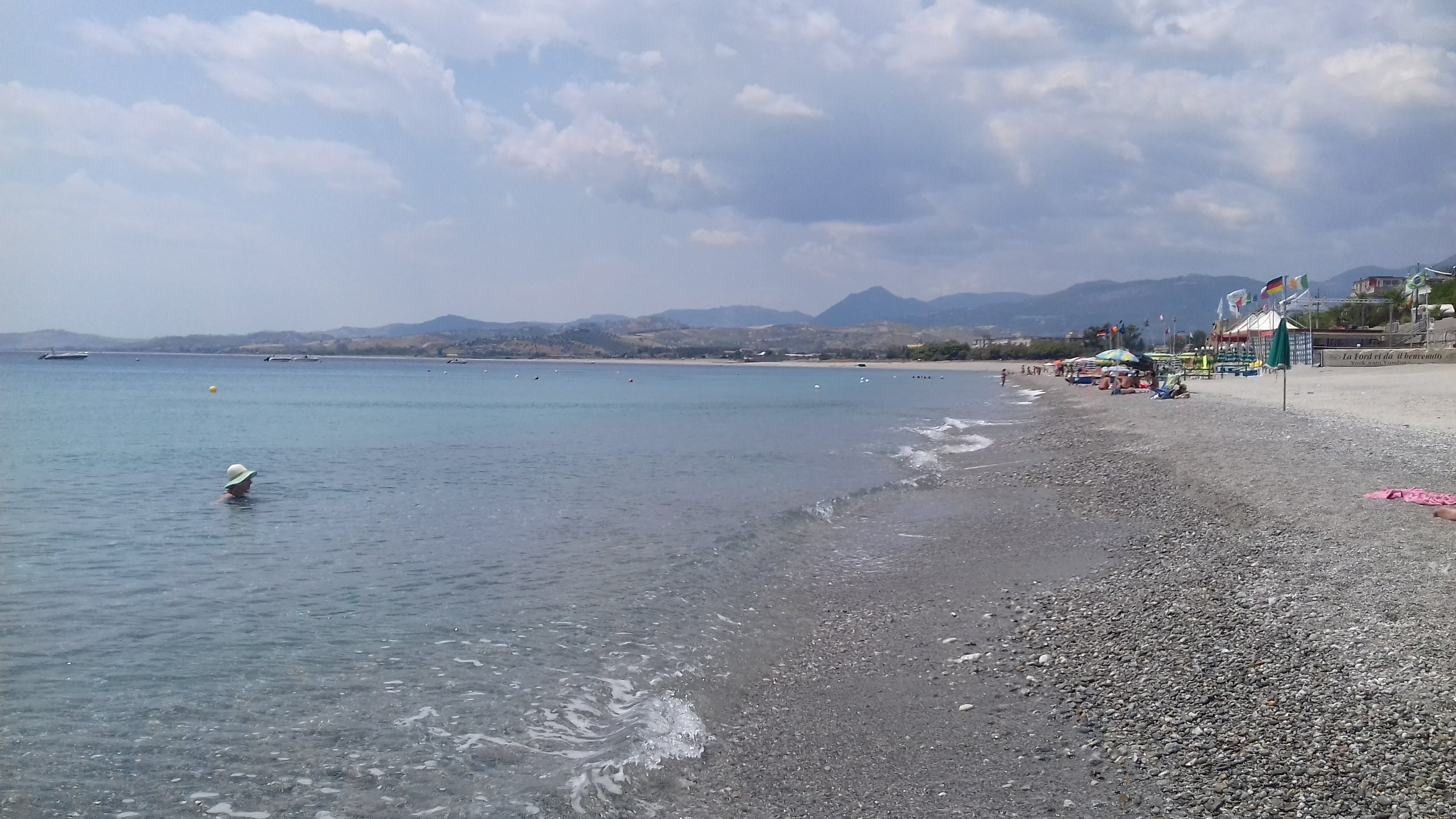 All'alba sbarco di 32 migranti sulla spiaggia di Bovalino