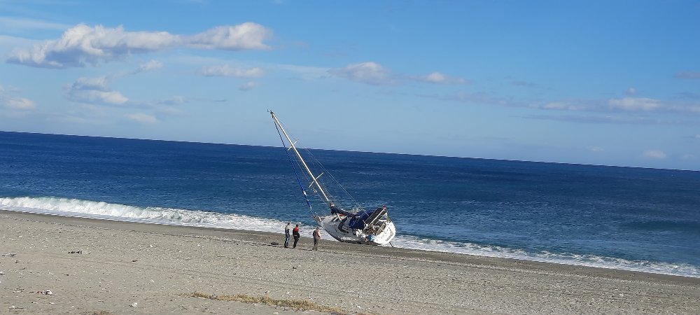 All'alba sbarco di 32 migranti sulla spiaggia di Bovalino