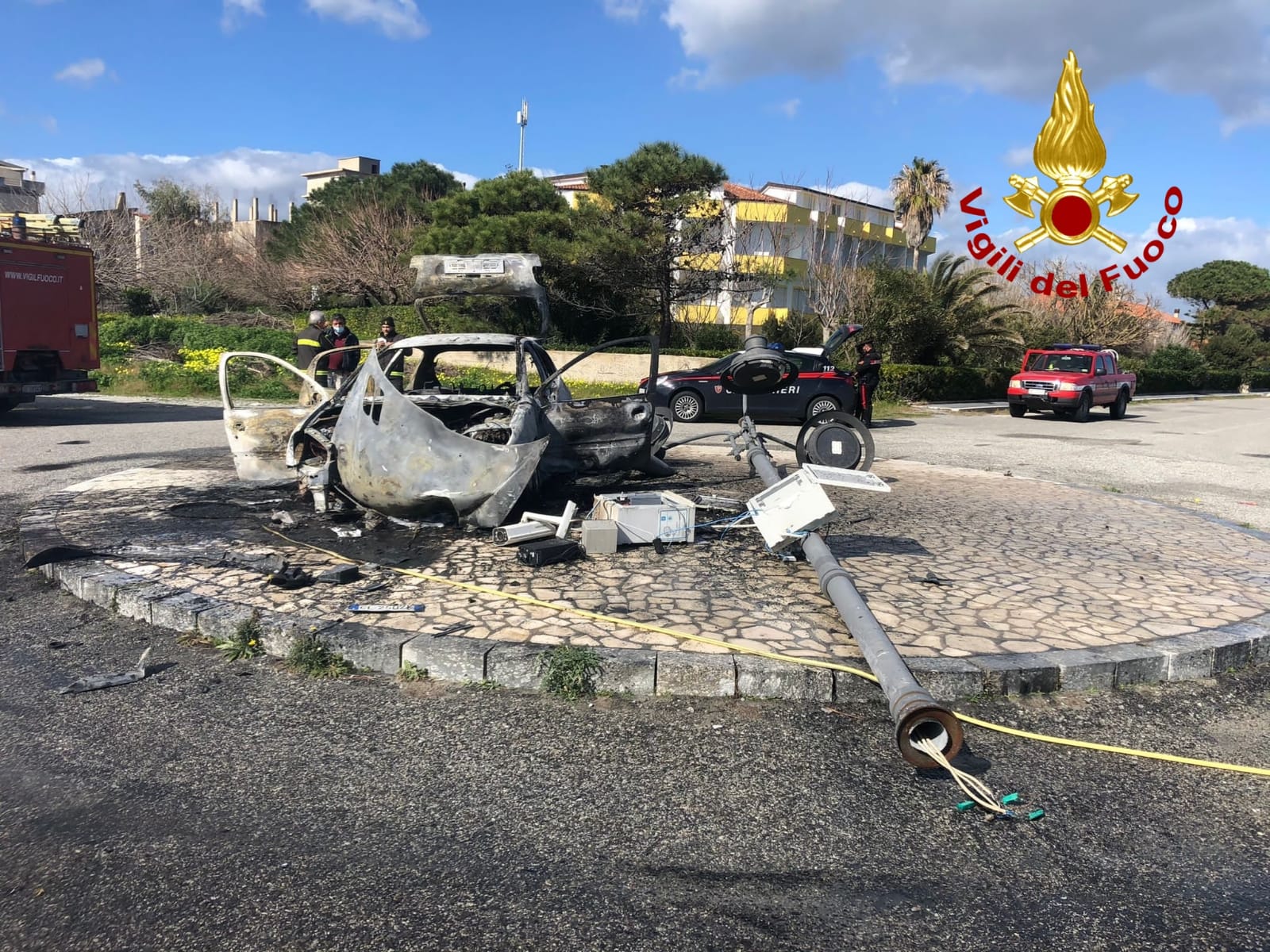 Guardavalle M. Auto dopo impatto contro palo s'incendia, scomparso passeggero interventi dei Vvf