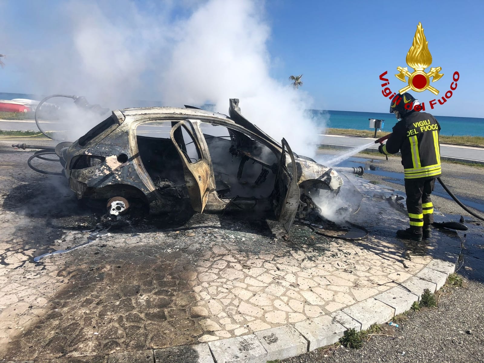 Guardavalle M. Auto dopo impatto contro palo s'incendia, scomparso passeggero interventi dei Vvf