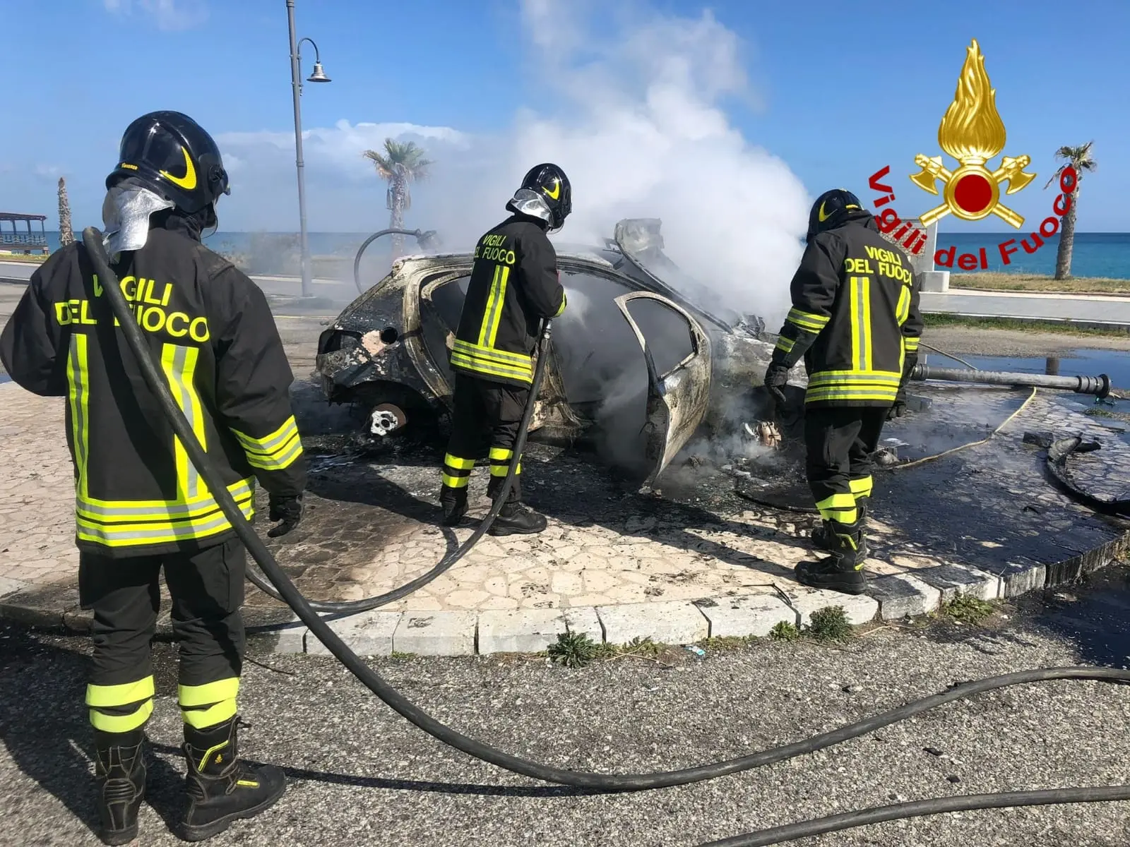 Guardavalle M. Auto dopo impatto contro palo s'incendia, scomparso passeggero interventi dei Vvf