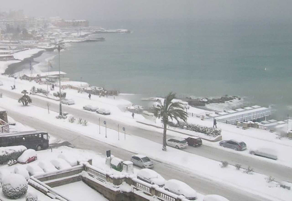 Meteo il gelo siberiano attacca l'Italia, neve pure sulle spiagge. Ecco l’evoluzione